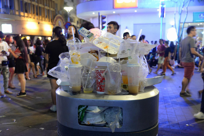 hinh anh nhin thoi da met thanh nien say bet nhe nam lan ra giua pho di bo tre con di theo bo me va vat cho giao thua