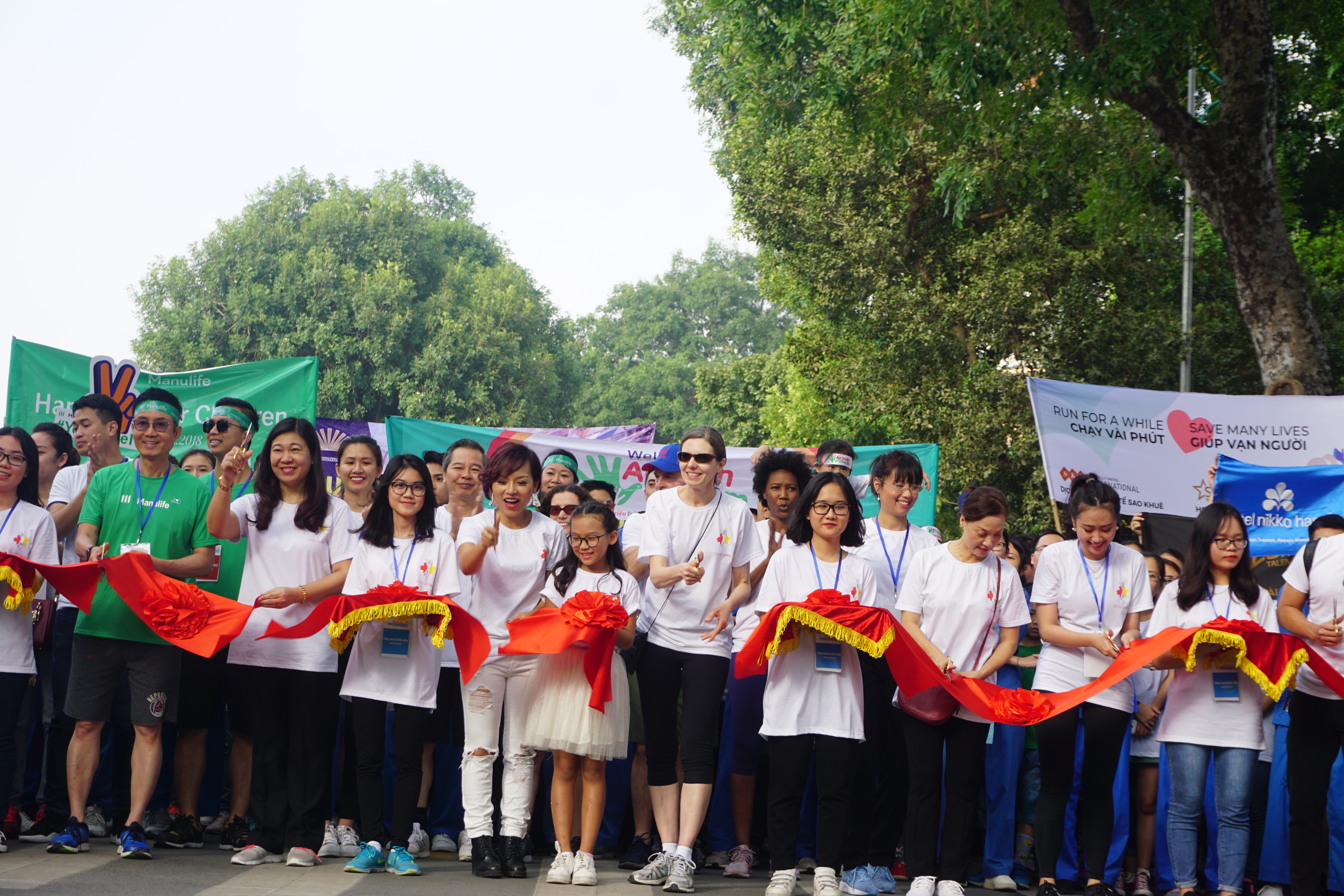 dai su canada deborah paul toi duoc tiep them nang luong tu hanoi run for children