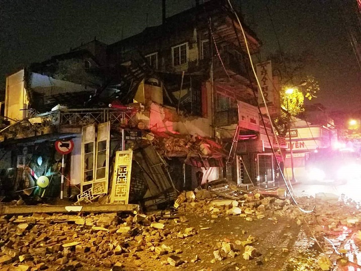 hue ngoi nha 2 tang sap do trong dem mua gio khien ca khu pho hoan loan