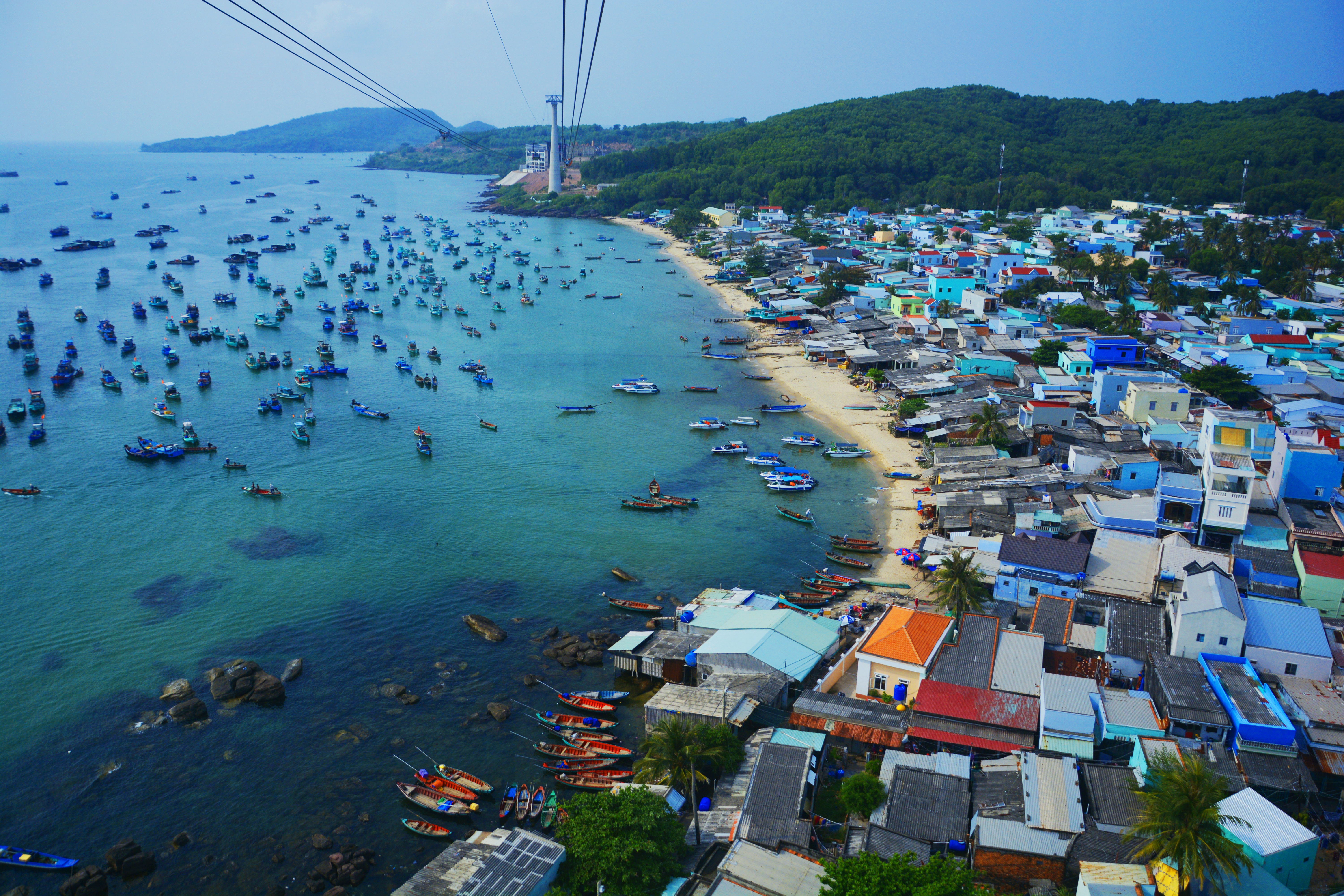 du ngoan ky thu ngam ve dep tua thien duong bien dao voi cap treo dai nhat the gioi