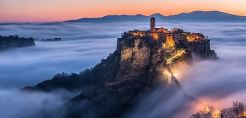Ngôi làng 2.500 tuổi trên đỉnh núi Italia khiến khách du lịch ngỡ ở trên mây