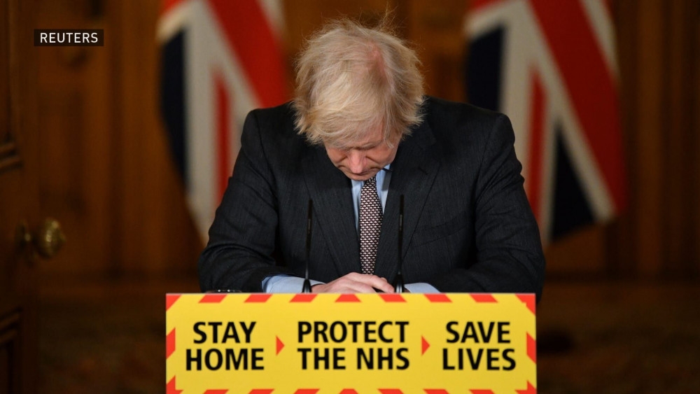 Thủ tướng Anh Boris Johnson cúi đầu xin lỗi người dân hôm 26/1 vì những mất mát quá lớn do COVID-19 gây ra. Ảnh: Reuters