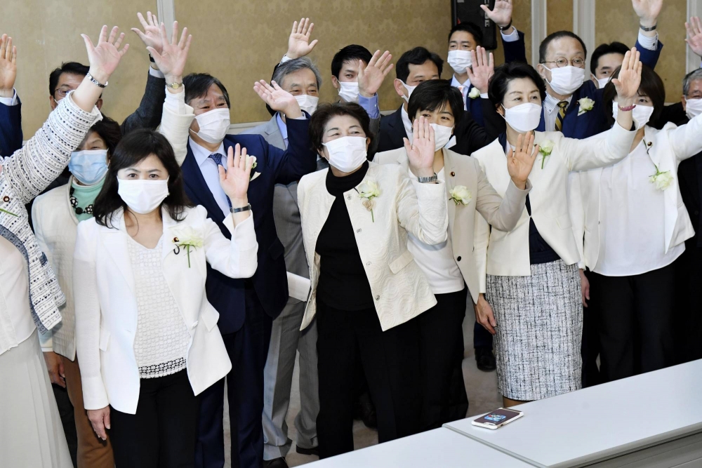 Các nữ nghị sĩ Nhật Bản đồng loạt mặc trang phục trắng để phản đối phát ngôn kỳ thị phụ nữ của ông 
