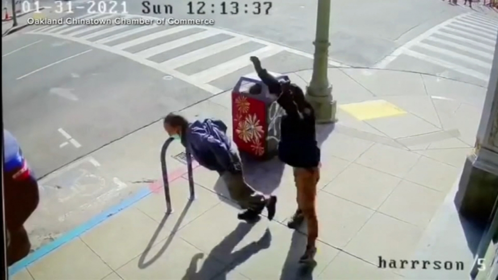 Kẻ tấn công thường nhắm vào những người già đi một mình trên đường phố. Ảnh cắt từ clip