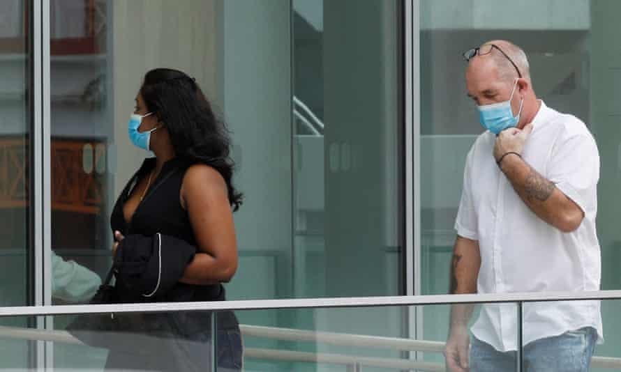 Nigel Skea and his wife Agatha Maghesh Eyamalai arrive in court in Singapore. Ảnh: Edgar Su/Reuters