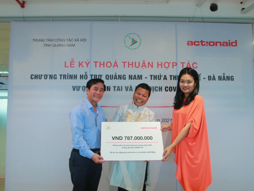 Đại diện ActionAid Việt Nam ký kết Thỏa thuận hợp tác và trao gói hỗ trợ tài chính cho các tổ chức xã hội tại miền Trung. Ảnh: Codes