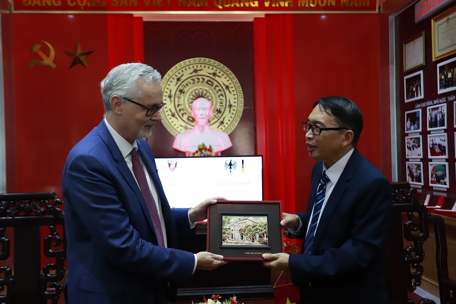 PGS.TS. Nguyễn Quang Linh, Giám đốc Đại học Huế đã tiếp Ông Guido Hildner, Đại sứ Cộng hòa liên bang Đức tại Việt Nam