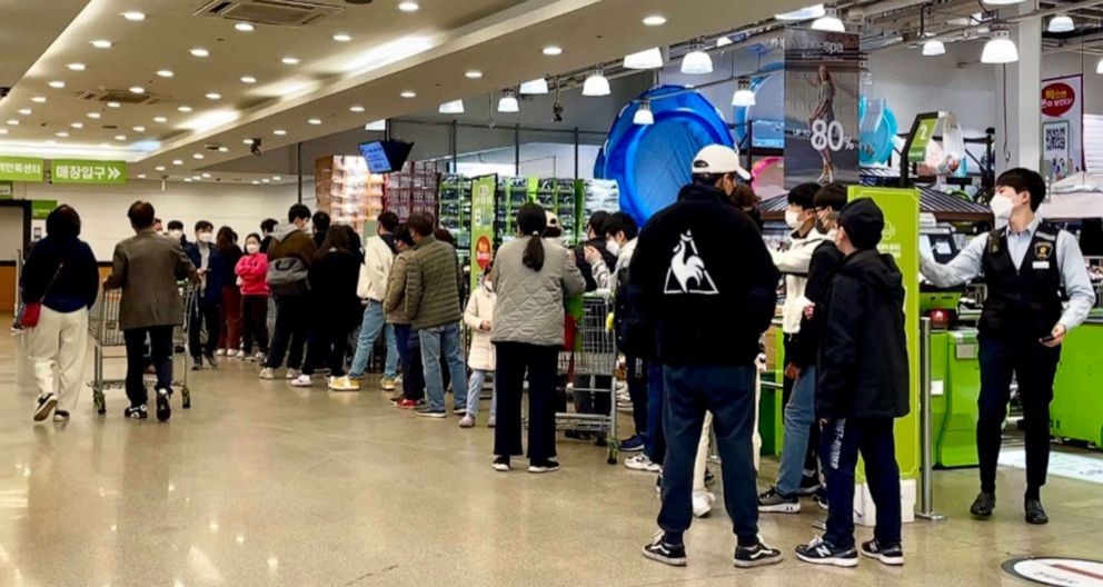Hàng người dài xếp hàng trước một cửa hiệu ở Seoul từ lúc sáng sớm