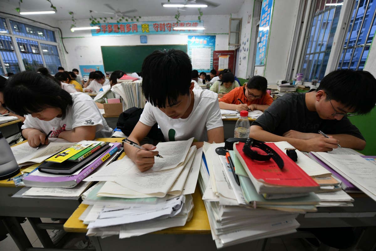 Gánh nặng học thêm và bài tập về nhà đè nặng lên học sinh Trung Quốc từ lâu nay. Ảnh: Getty Images
