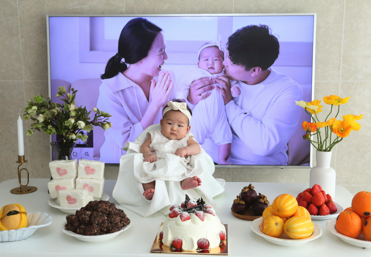 Ngay khi sinh ra, trẻ em Hàn Quốc đã được tính là 1 tuổi. Ảnh: Ahn Young-joon/AP