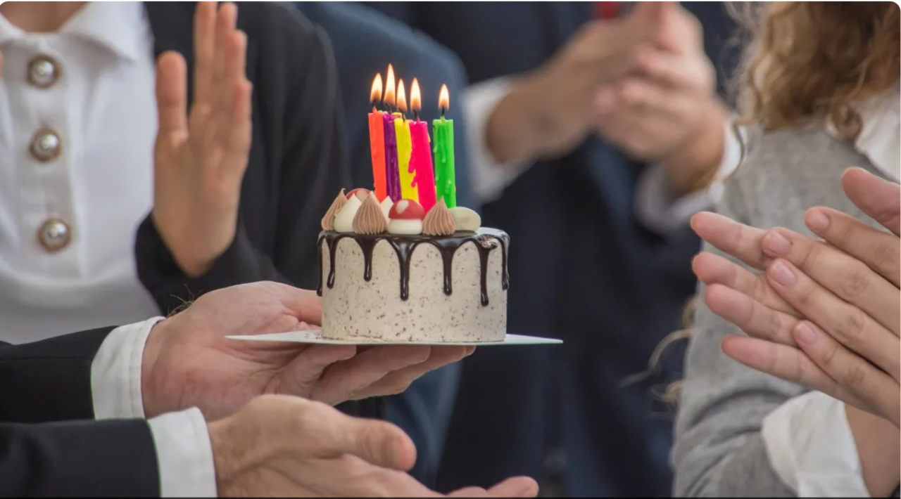 Công ty bị phạt nặng vì tổ chức sinh nhật cho nhân viên. Ảnh minh họa