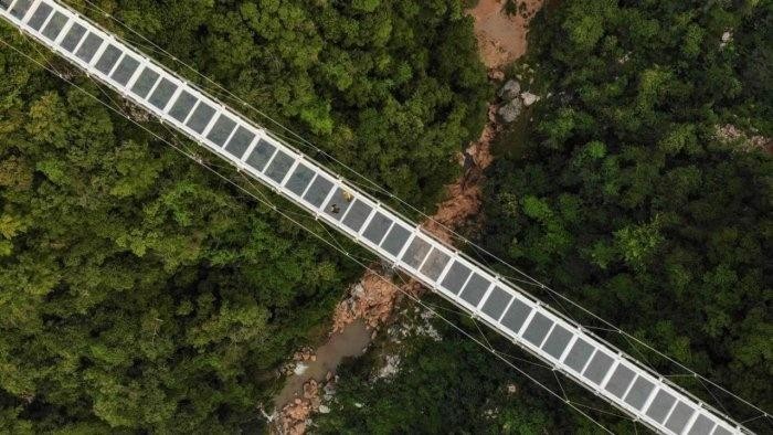 Cầu Bạch Long có tổng chiều dài 632 m, với phần bắc qua vách núi là 290 m, trên vách đá 342 m. Ảnh: AFP