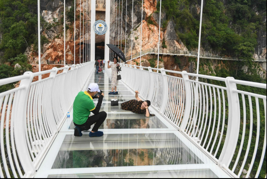 Chiều cao của cây cầu cùng lớp kính cường lực trong suốt giúp du khách có trải nghiệm độc đáo khi bước chân trên cầu. Ảnh: AFP