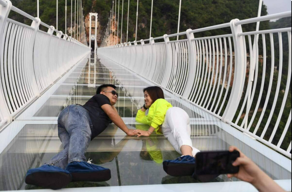 Truyền thông quốc tế hào hứng với cầu kính dài nhất thế giới của Việt Nam