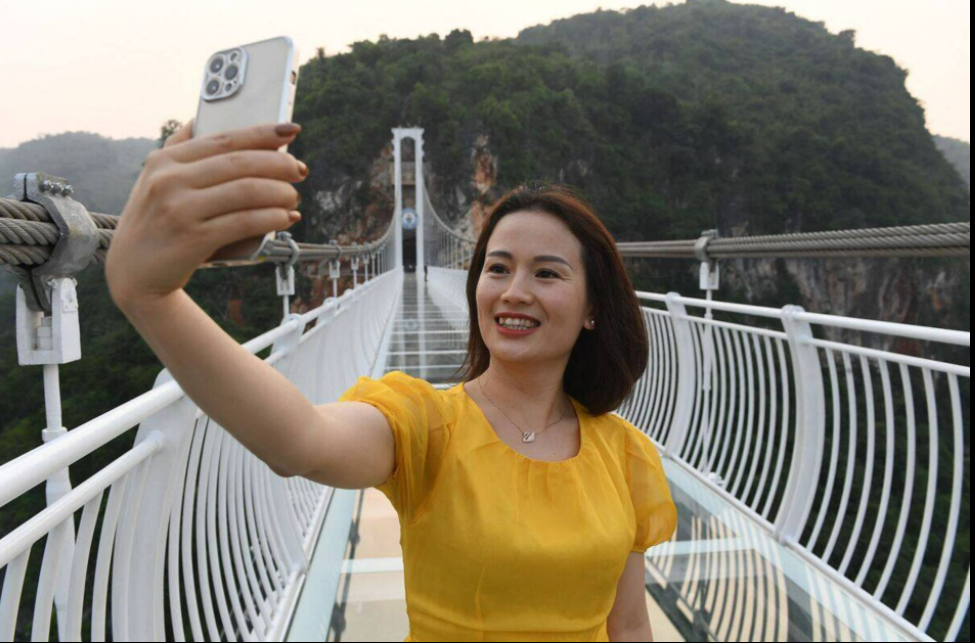 Truyền thông quốc tế hào hứng với cầu kính dài nhất thế giới của Việt Nam