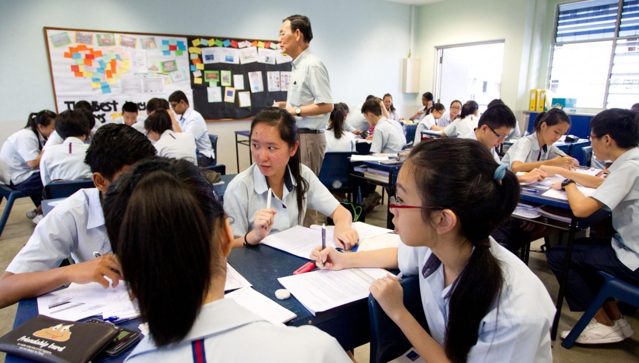 Học sinh bậc phổ thông ở Singapore được học các môn học thông qua ngôn ngữ giảng dạy bằng tiếng Anh. Ảnh: