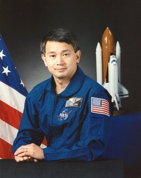 Trịnh Hữu Châu - Người Mỹ gốc Việt đầu tiên bay vào vũ trụ cách đây 29 năm