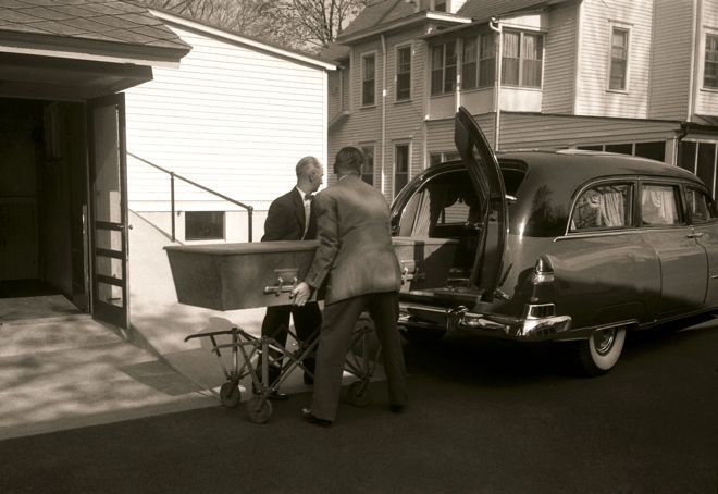 Quan tài của Albert Einstein đang được chuyển từ Bệnh viện Princeton đến nhà tang lễ ở New Jersey tháng 5/1955. Ảnh: Ralph Morse/Time & Life Pictures/Getty Images