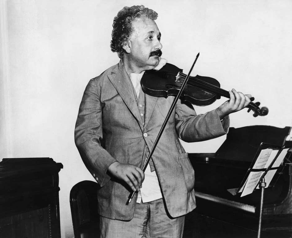 Einstein học chơi violin từ khi lên 5 tuổi. Ảnh: Getty Images