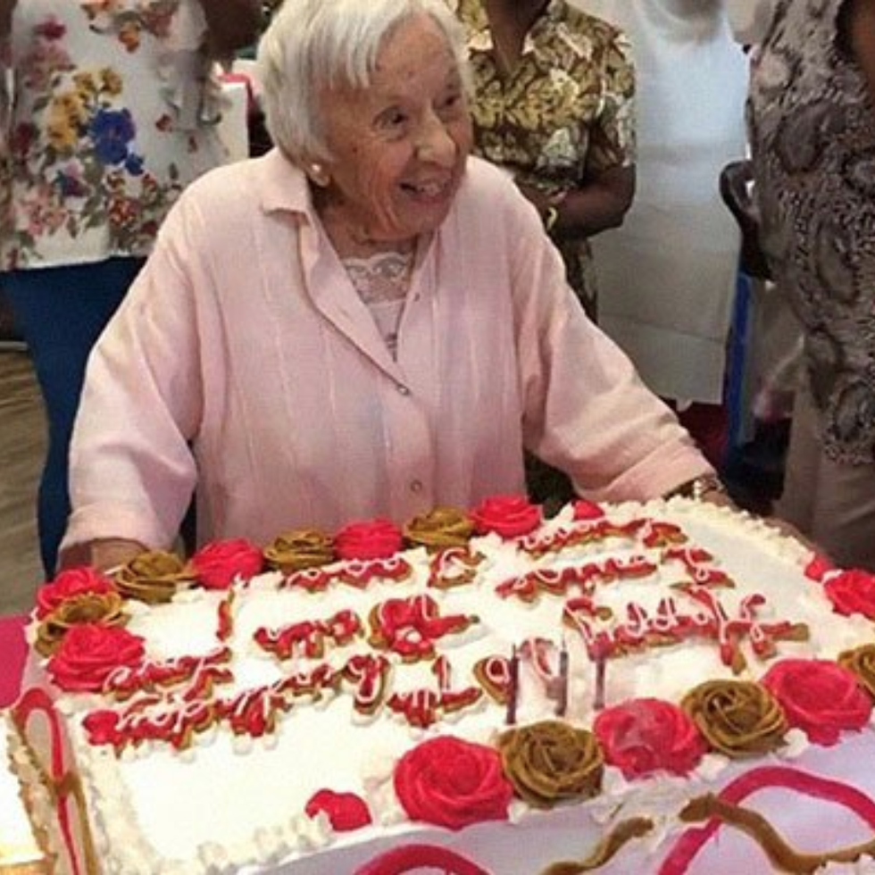 Cụ bà Louise Signore đón sinh nhật 107 tuổi của mình cùng con cháu và bạn bè. Ảnh: MH