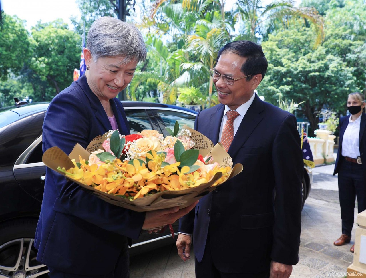 Bộ trưởng Ngoại giao Bùi Thanh Sơn đón và hội đàm với Bộ trưởng Ngoại giao Australia Penny Wong hôm 27/6. Ảnh: baoquocte