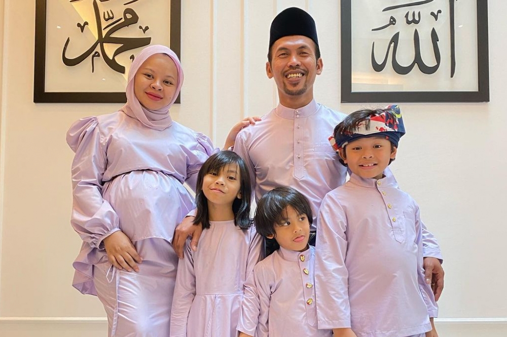 Nữ ca sĩ Siti Sarah Raisuddin cùng chồng và các con của mình. Ảnh: Instagram Shuib Sepahtu