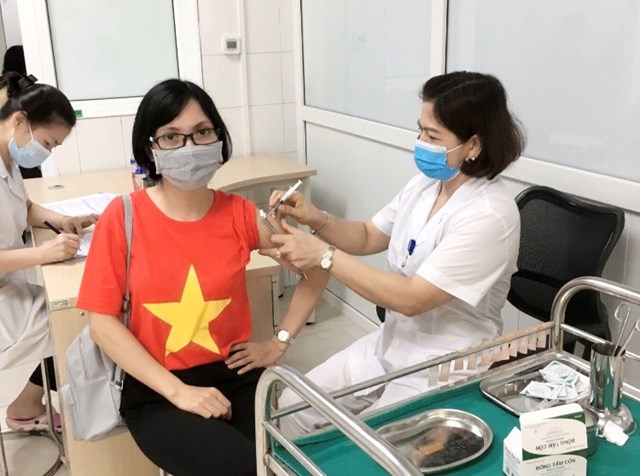 Tình nguyện viên tiêm thử nghiệm vắc xin Nanocovax. Ảnh: NetNews