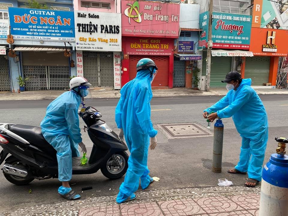 Những tình nguyện viên thuộc đội vận chuyển oxy làm việc bất kể ngày đêm để kịp thời chuyển những bình oxy đến tận nhà người dân. Ảnh: Vòng tay Việt Nam