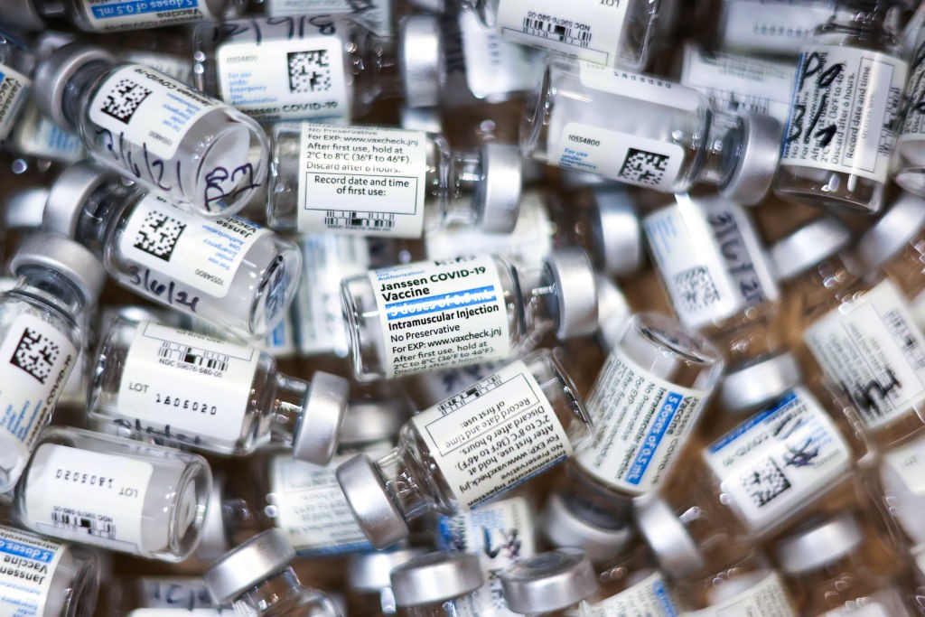 Nhiều chuyên gia cho rằng, vắc xin không thiếu, mà thiếu sự chia sẻ kịp thời và hiệu quả từ các nước giàu. Ảnh: Michael Ciaglo/Getty Images