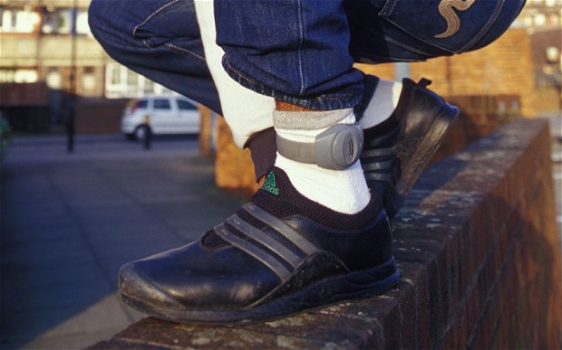 Vòng đeo chân có gắn thiết bị GPS sẽ được đeo vòa chân phạm nhân ở Anh để kiểm soát. Ảnh: Alamy