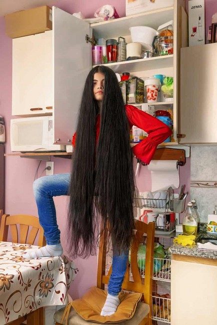 Nữ sinh cắt mái tóc nuôi suốt 12 năm để ước mong được đến trường