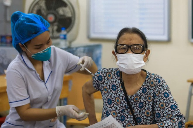 Tiêm mũi tiêm tăng cường cho nhóm cho nguy cơ cao là một trong những giải pháp hữu hiệu chống lại làn sóng COVID-19 mới. Ảnh: Medinet