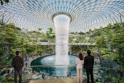 Thác nước nhân tạo độc đáo bên trong sân bay quốc tế của Singapore