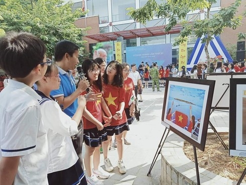 le khai giang huong ve bien dao an tuong va xuc dong