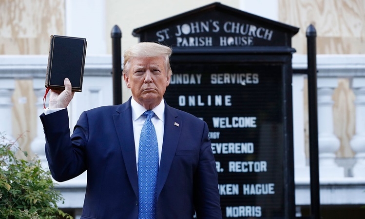 Tổng thống Trump tự cảm ơn bản thân vì cách ứng phó bạo loạn