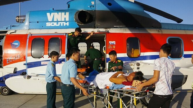 2 benh nhan o truong sa duoc truc thang dua ve dat lien dieu tri