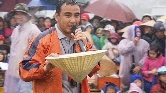 mc quyen linh 20 nam giup doi giup nguoi van thay minh nho be binh thuong