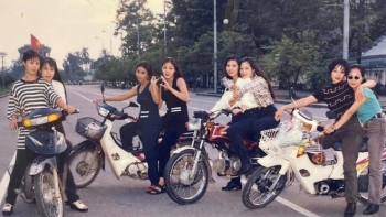 Ảnh mẹ và hội bạn thân là 'dân chơi' thế hệ 7X khiến người trẻ trầm trồ khen ngợi