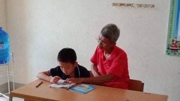 Cảm động câu chuyện phía sau bức ảnh ông đi học cùng cháu