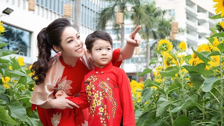 nhat kim anh len tieng to gia dinh chong cu duoi ve khi den tham con