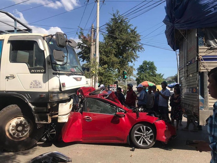 xe tai tong xe con bep dum khi dang dung den do