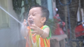 Xé giấy, vẽ khắp nhà và những thói quen tưởng xấu nhưng giúp trẻ thông minh