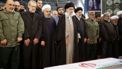 Video: Lãnh tụ Iran khóc thương trước linh cữu tướng Soleimani