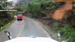 Video: Xe đầu kéo vào cua ẩu, gây họa cho container đi ngược chiều