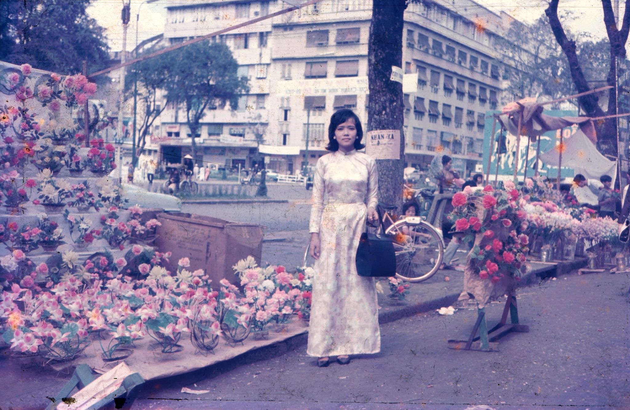 Chợ hoa ngày Tết Sài Gòn là một trong những nét đẹp truyền thống của dân tộc ta. Những hình ảnh đẹp và hoa thơm cùng không khí đón Tết sẽ mang lại cho bạn một cảm giác ngập tràn tình yêu và nhuần nhuyễn.
