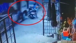 Video: Xe tải phóng nhanh tông nát đuôi xe con, hai người may mắn thoát chết