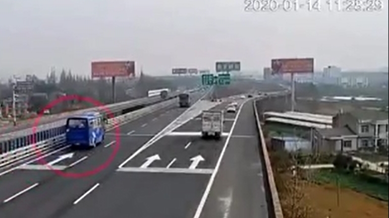 video hanh khach giang vo lang ep tai xe phai chuyen huong tren duong cao toc