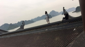 Trèo lên mái chùa chụp ảnh, xả rác bừa bãi và những hình ảnh xấu xí tại chùa Tam Chúc