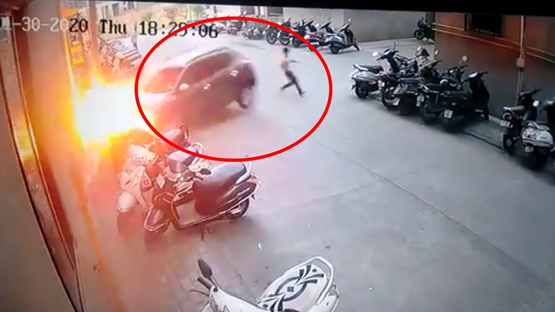 Video: Cậu bé thoát chết thần kỳ khi ô tô mất lái lao trúng