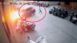 video hai hung xe tai tu lat nghieng toe lua trong ham cao toc